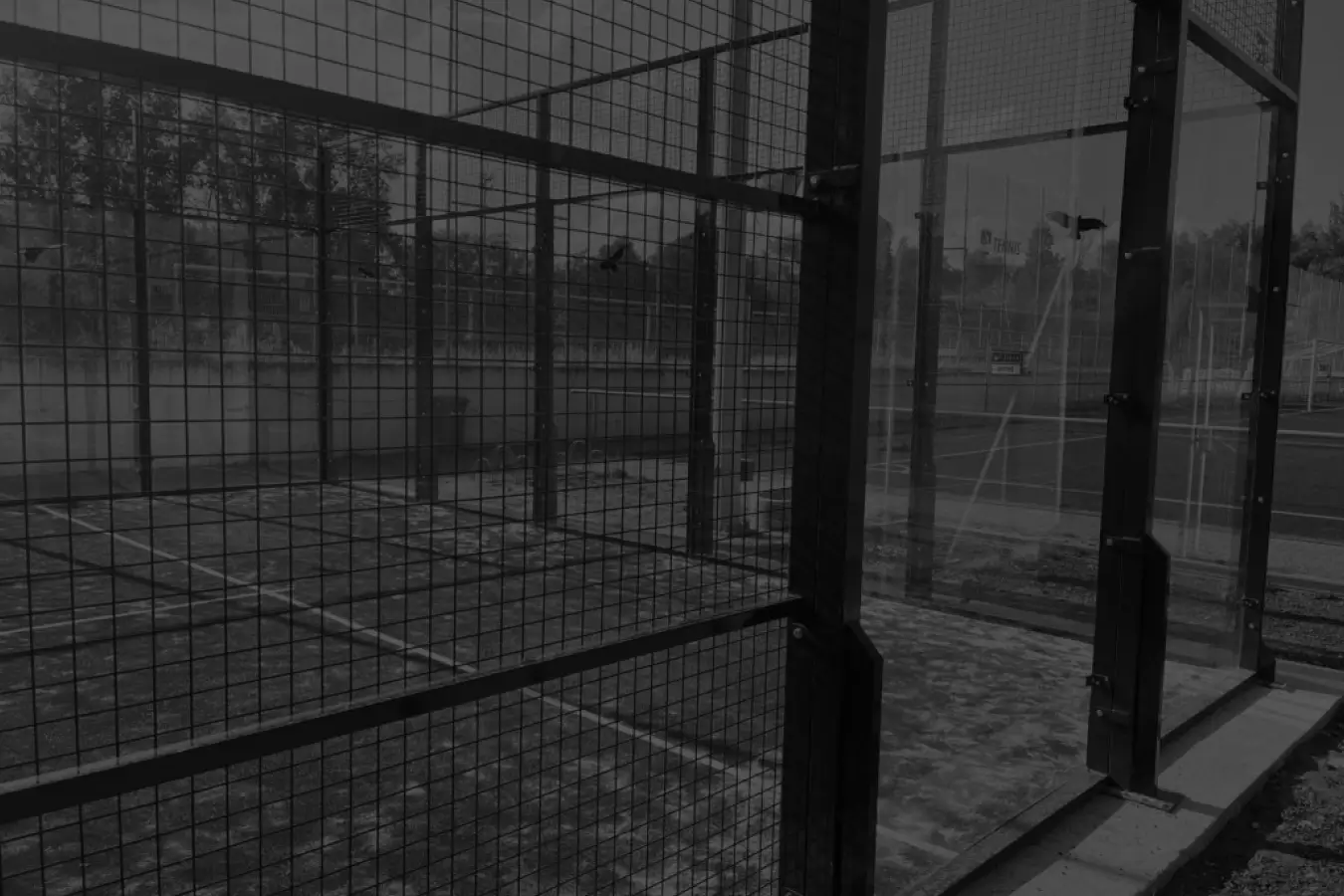 Can you hit the fence playing padel?