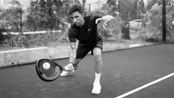 Guy doing a lob in padel